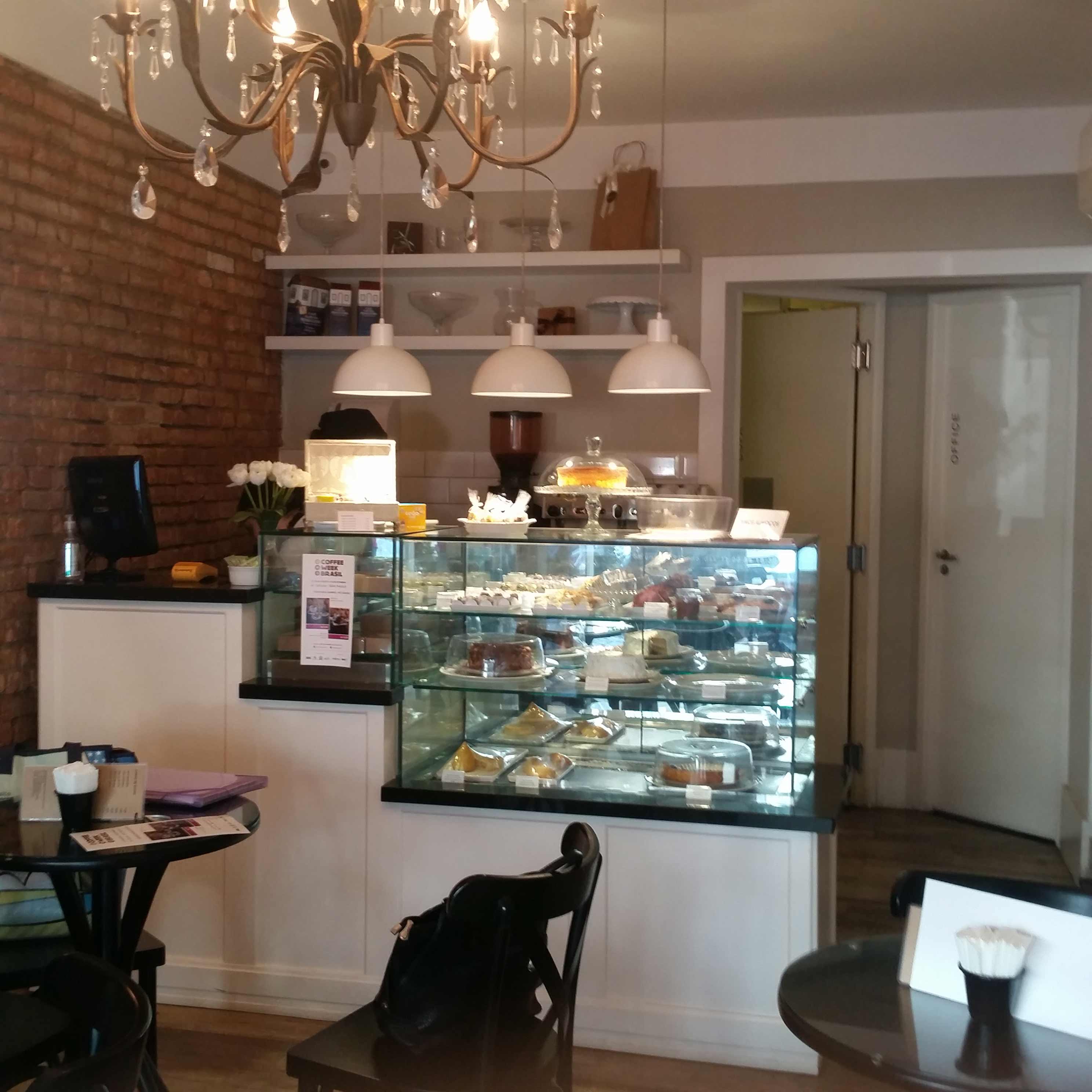 O delicado espaço foi muito bem aproveitado e proporciona a oportunidade de degustar doces incríveis com um delicioso café gourmet Fernanda Gabriel Patisserie